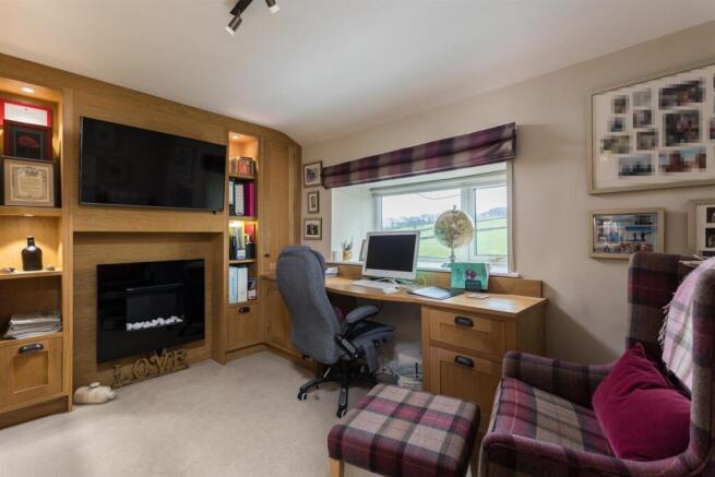 5 bed House for sale Image 11