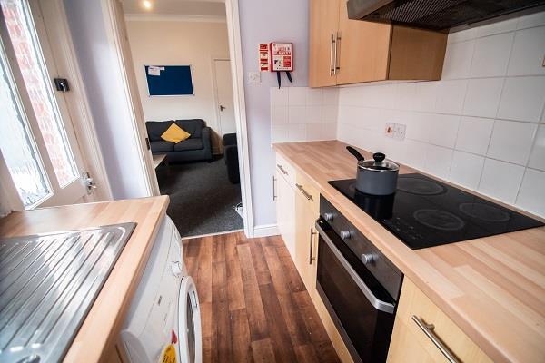 6_harland_rd_student_properties_kitchen2.jpg