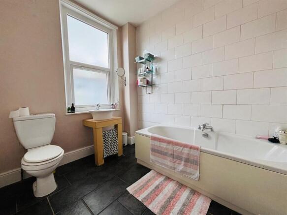 Bathroom / WC: