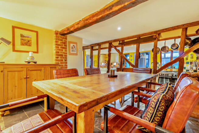 8580310-interior1...