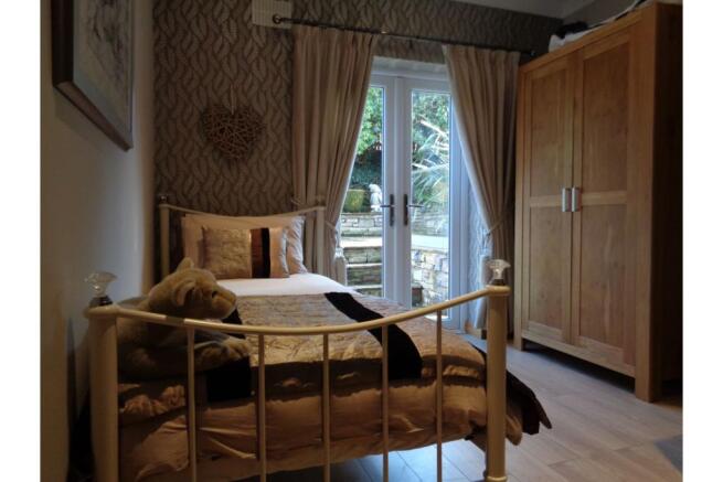 Bed 3 / Dining Room