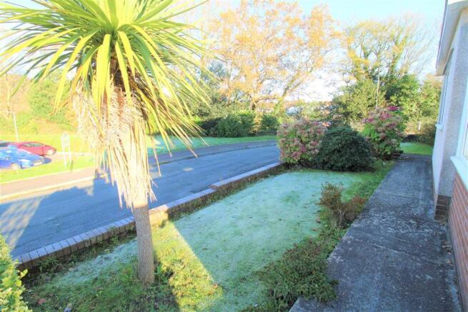Garden to front