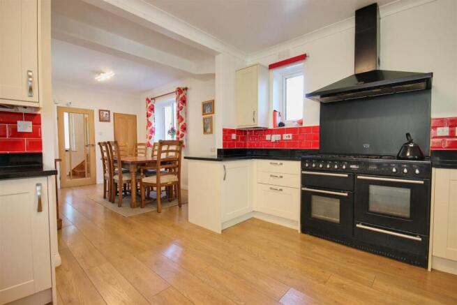 5 bed Detached for sale Image 6
