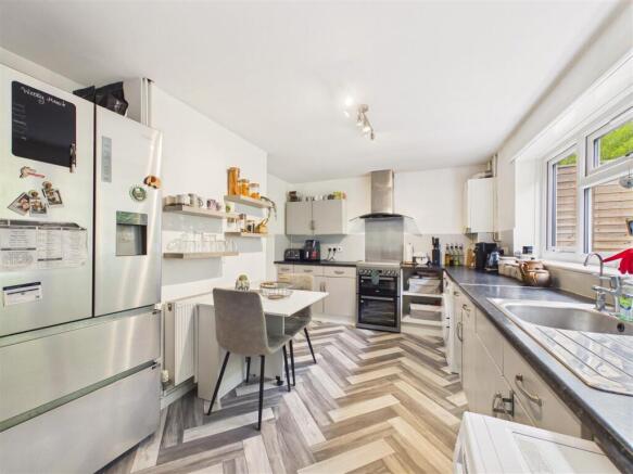 3 bed Semi-Detached for sale Image 6