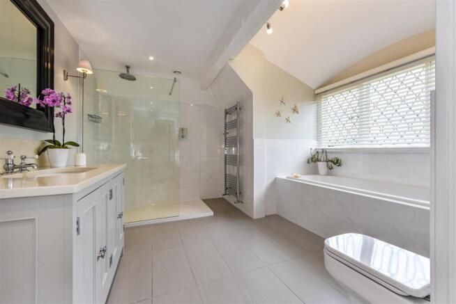 En Suite to Bedroom 1