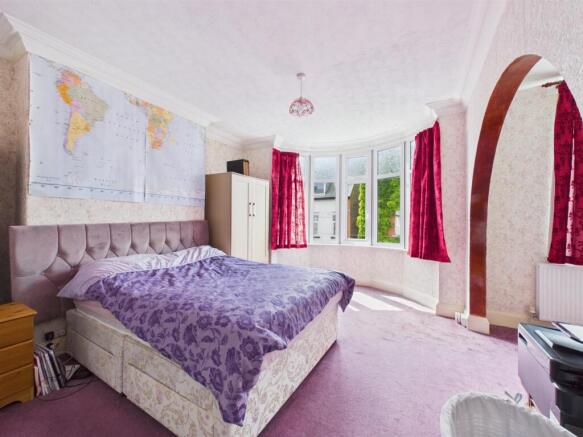 5 bed Detached for sale Image 5