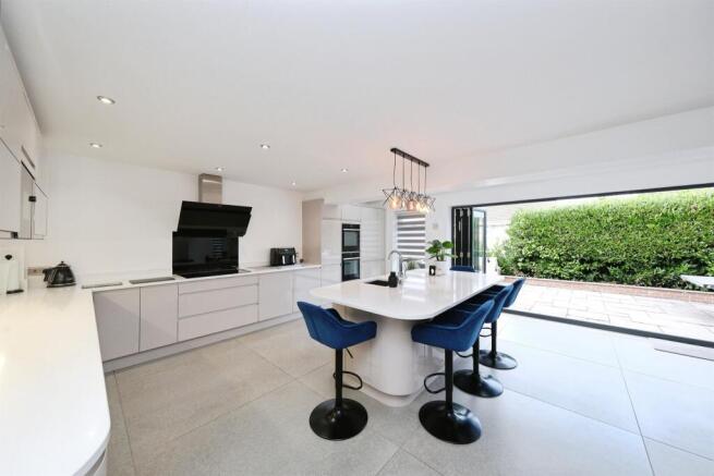 5 bed Detached for sale Image 10
