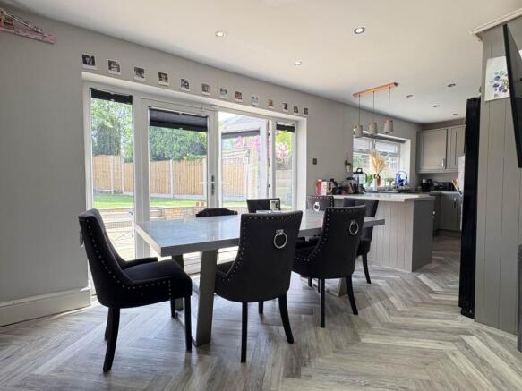 4 bed Semi-Detached for sale Image 6