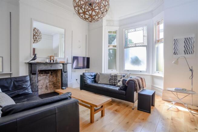 8390710-interior01.jpg