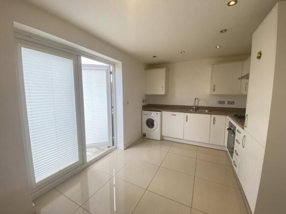 3 bed Semi-Detached to rent Image 6
