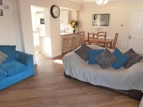 LIVING/ DINING ROOM