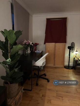 Very Large With Sofa Room - Middle Floor