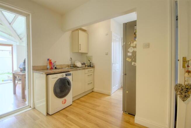 3 bed Semi-Detached to rent Image 4