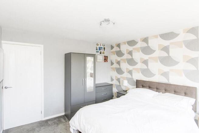 Bedroom One Photo 3
