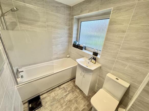 4 bed Detached to rent Image 5