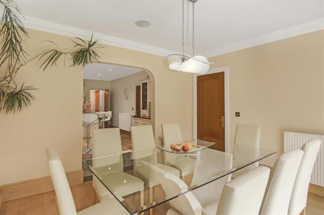5 bed Detached for sale Image 9