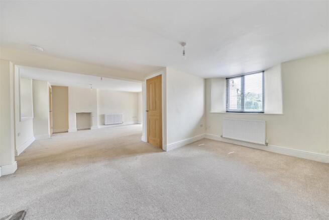 SITTING/DINING ROOM