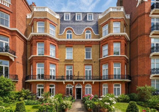 recently renovated exterior victorian building.jpe