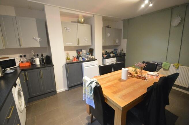 6 bed House to rent Image 6