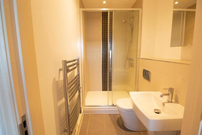 3 Copperwood Crt - En suite.jpg