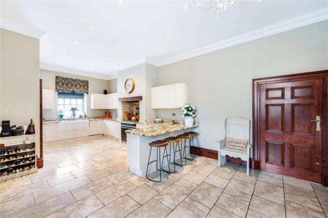 6 bed Detached for sale Image 6