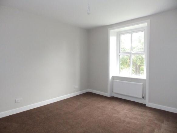 4 bed House to rent Image 6