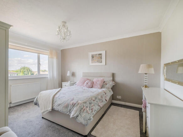 5 bed Detached for sale Image 6