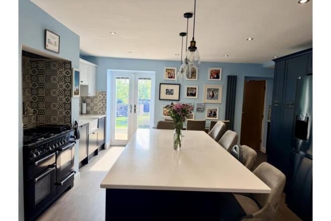 4 bed Semi-Detached for sale Image 10