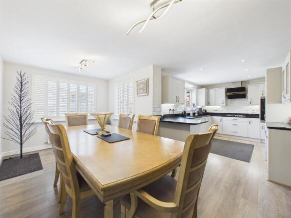 Open Plan L-Shaped Dining Kitchen