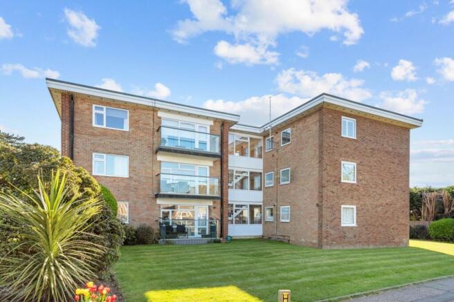 2-bed flat on Goring Road, Goring-By-Sea, BN12, £260,000