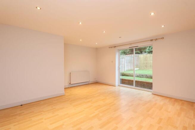 3 bed Terraced to rent Image 5
