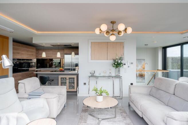 3 bed Penthouse for sale Image 8