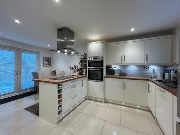 KITCHEN / DINING ROOM