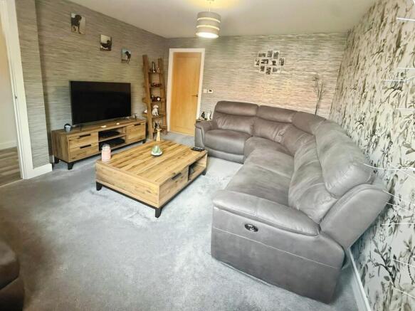 3 bed Semi-Detached for sale Image 4