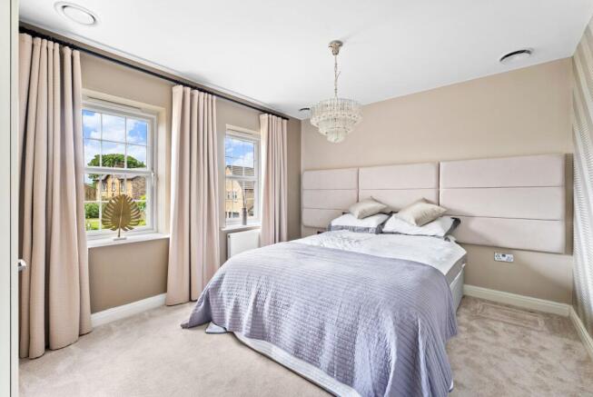 5 bed Detached for sale Image 10