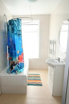 4 bed House to rent Image 7