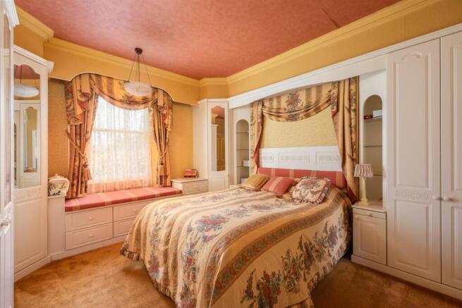 7 bed House for sale Image 10