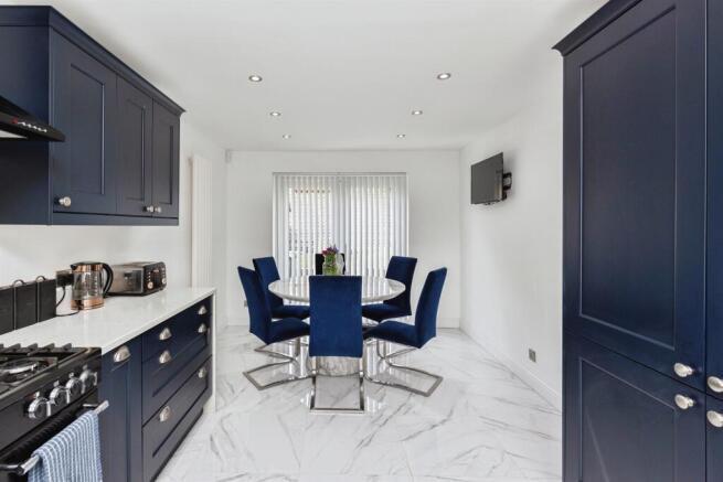 5 bed Detached for sale Image 6