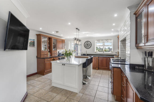 5 bed Detached for sale Image 5