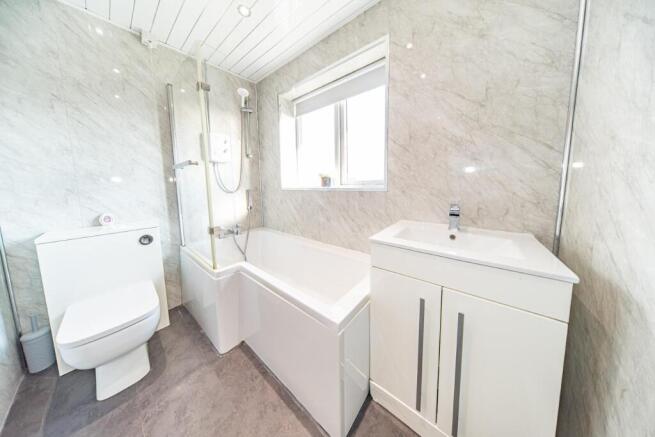 37 Deepdale Drive bathroom.jpg