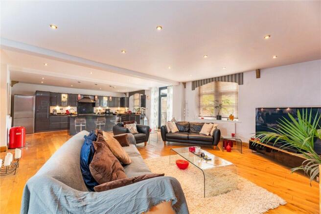 5 bed House for sale Image 9