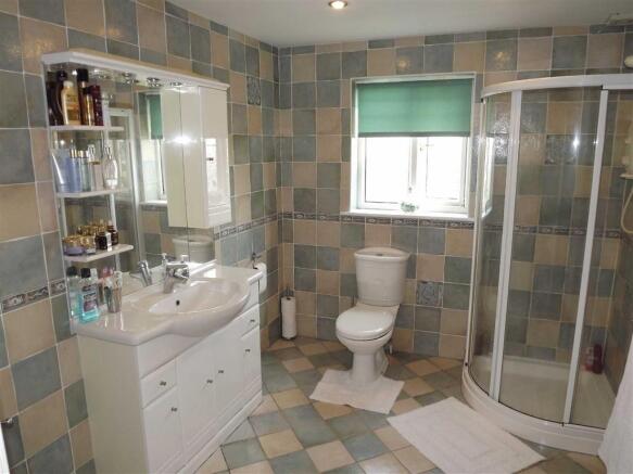EN-SUITE SHOWER