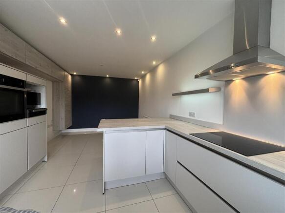 4 bed Town House to rent Image 6