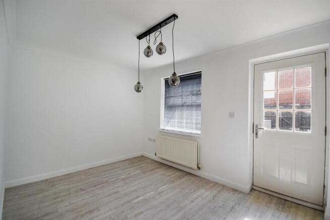 Hunt Close, Radcliffe-On-Trent, Nottingham photo 4