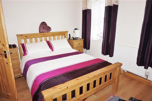 FRONT BEDROOM 1 :