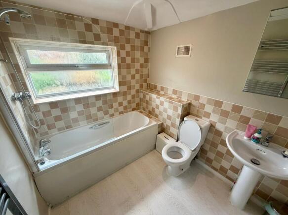 4 bed House to rent Image 11