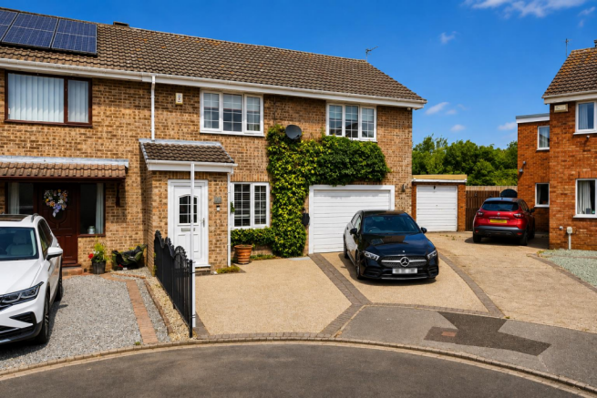 4 bed Semi-Detached for sale Image 5