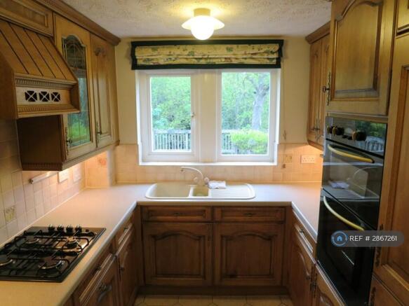 4 bed Semi-Detached to rent Image 11