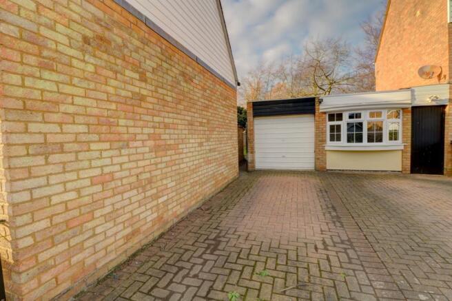Garage/ Driveway