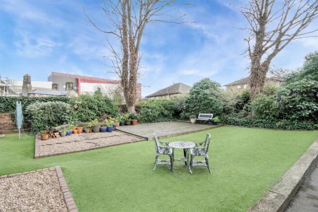 5 bed Detached for sale Image 9